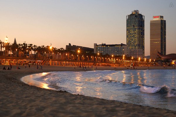 Фото города Барселона и море