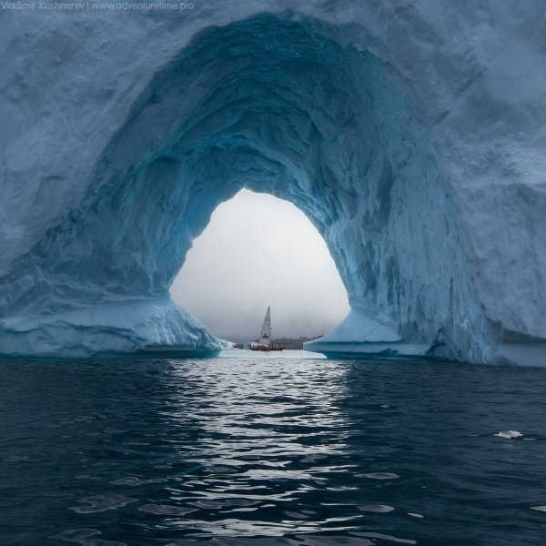 Ледяная арка в Гренландии