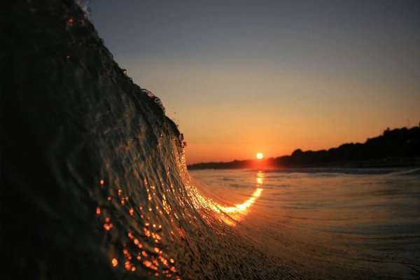 Красивые волны на закате