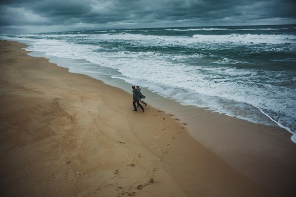 Девушка на море со спины
