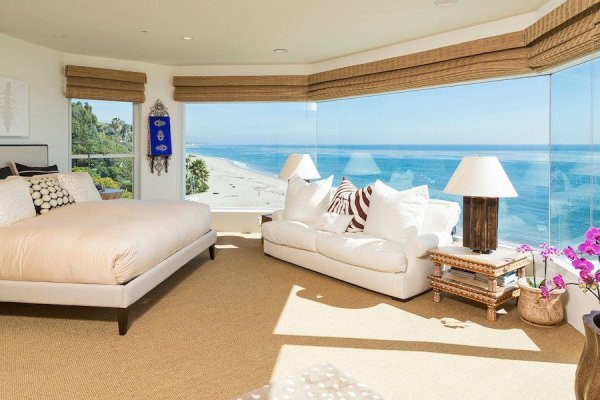 Красивая комната с видом на море