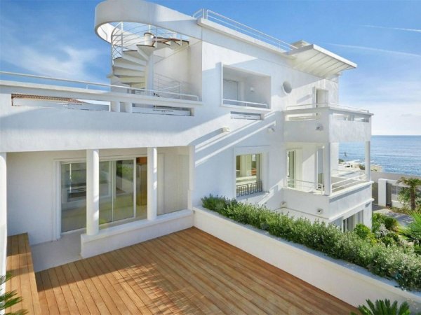 Двухэтажный дом у моря