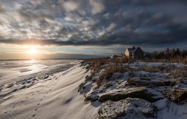 Зимний берег белого моря