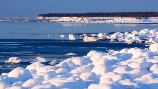 Замерзшее белое море