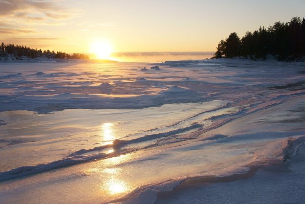 Берег океана с камнями