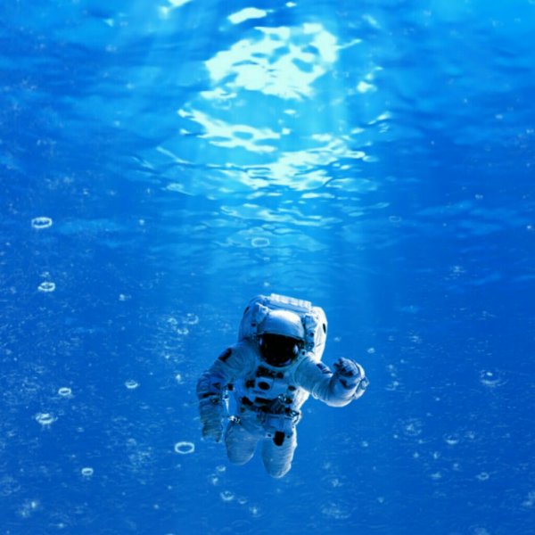 Космонавт в море арт