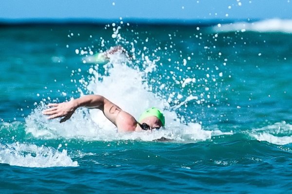 Человек плывет в море