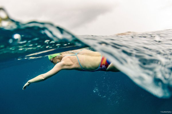 Пловец в море