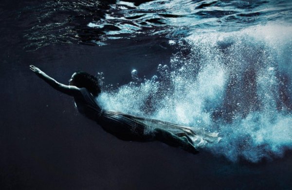 Выныривает из воды