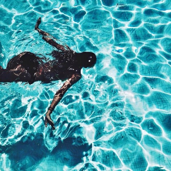 Девушка плывет