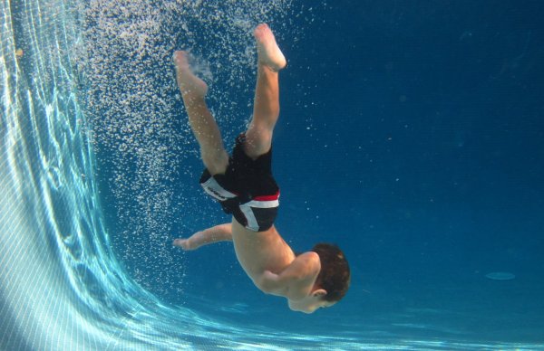 Человек ныряет в воду