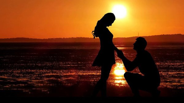 Влюбленные на закате