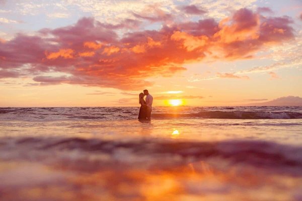 Двое на закате у моря