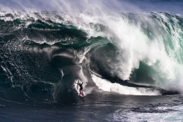 Огромные волны шторм