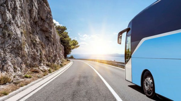 Автобус на фоне моря