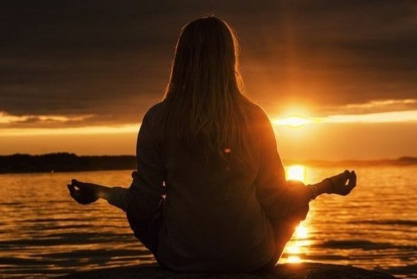 Девушка со спины вечером