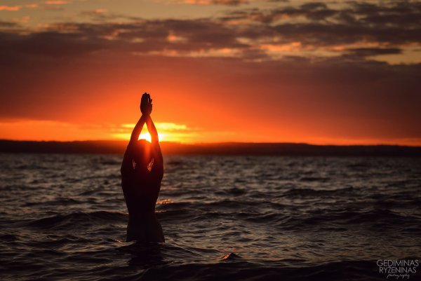 Девушка на закате у моря