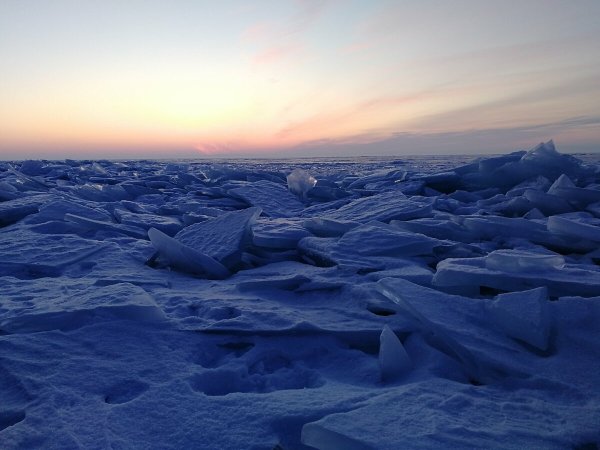 Замерзшее море во льдах