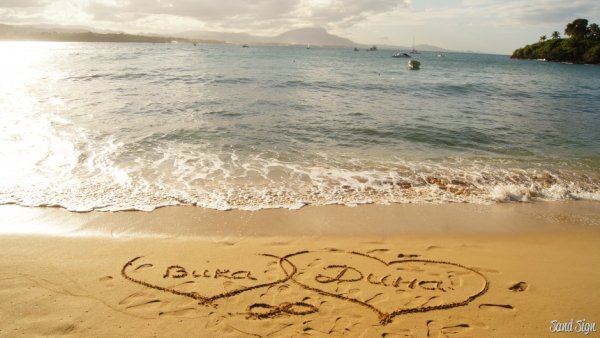 Надпись на песке счастье