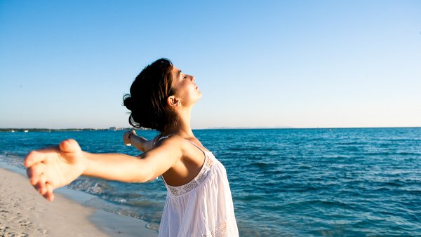 Девушка на море дыхание