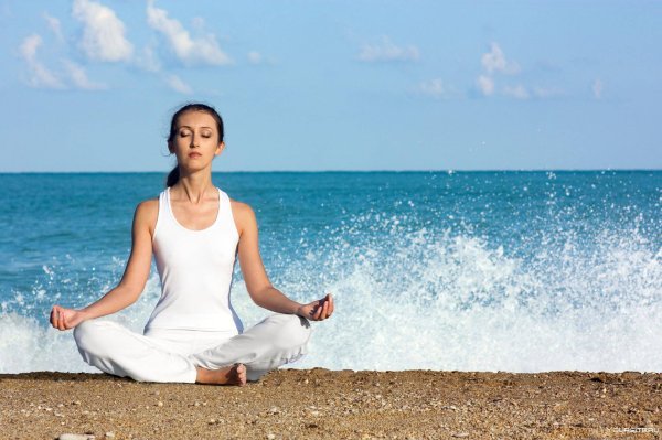 Девушка прощается с морем