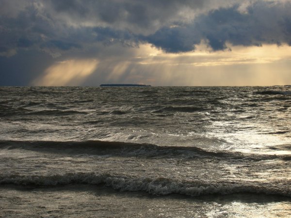 Море свинцовый серое