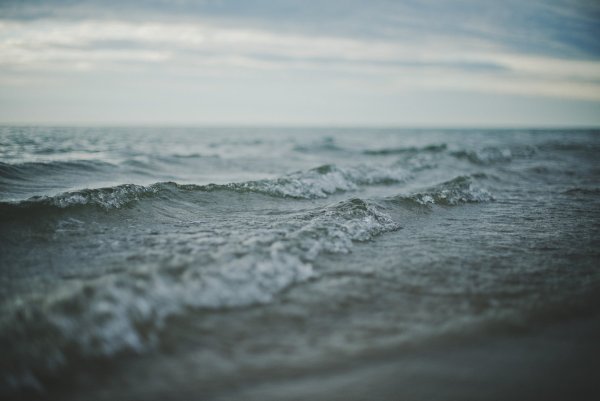 Серо голубое море