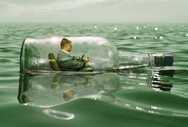 Человек в бутылке плывет