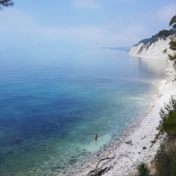 Голубая бухта Бжид море