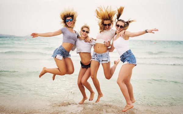 Веселые люди на пляже