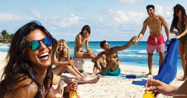 Отдыхающие на пляже люди