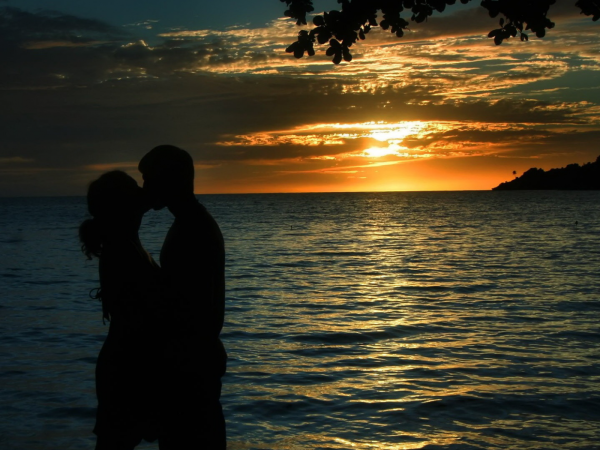 Пара на закате у моря