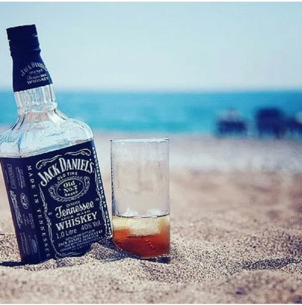 Виски Джек Дэниэлс на пляже