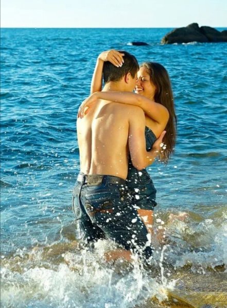 Парень и девушка в воде