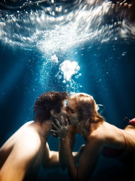 Парень с девушкой на море