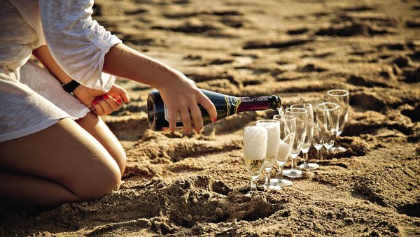 Шампанское на пляже