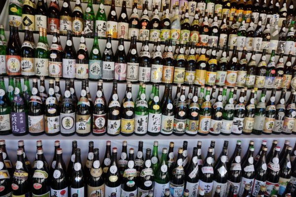 Много бутылок алкоголя