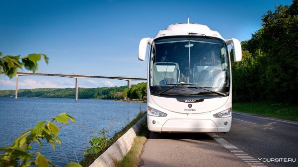 Экскурсионный автобус белый