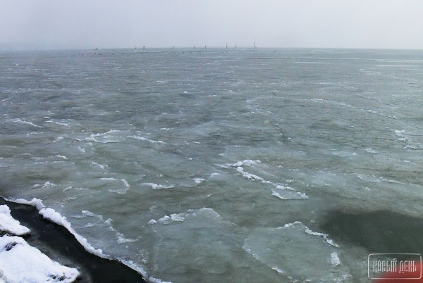 Замерзшее море в Крыму