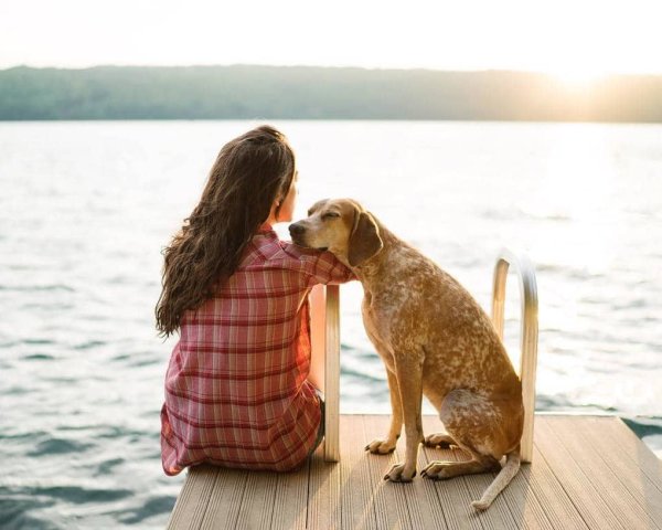 Девочка возле моря