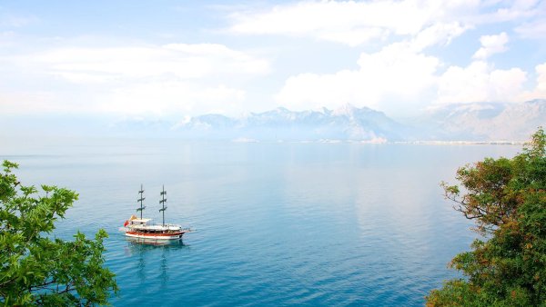 Темный пляж