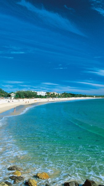 Девушка с коктейлем на пляже