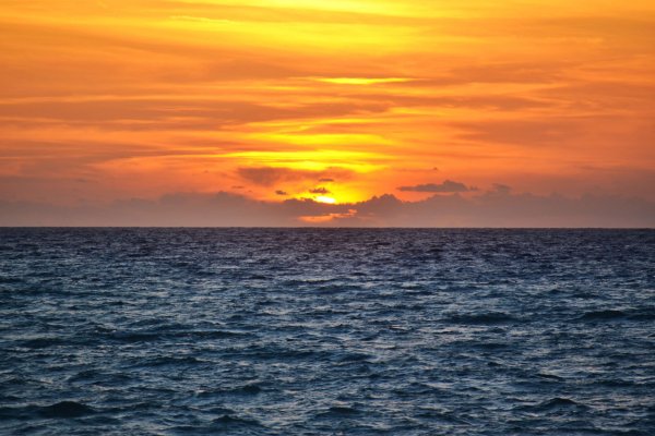 Рассвет в открытом море