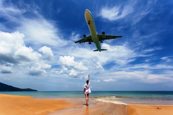 Самолет над морем