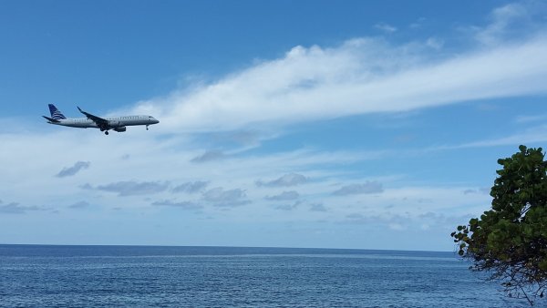 Самолет в небе над пляжем