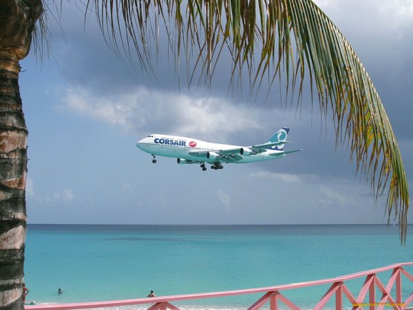 Красивый самолет над морем