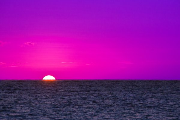 Розовый закат на море