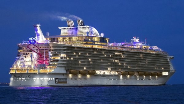 Лайнер «Symphony of the Seas» (симфония морей)