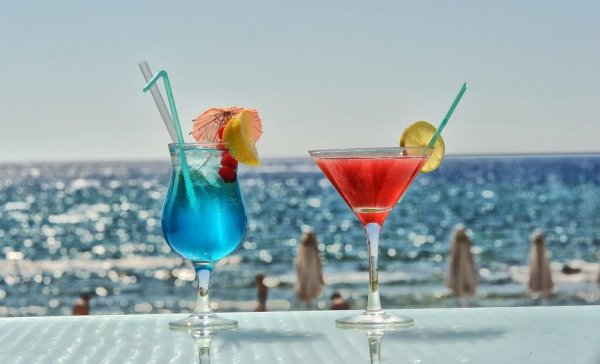 Пляжный бар коктейли