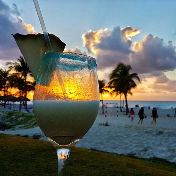 Много коктейлей на пляже